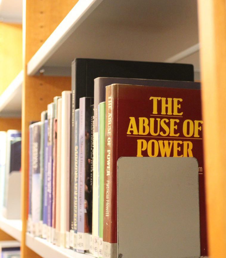 The abuse of power niminen kirja hyllyssä kirjastossa.