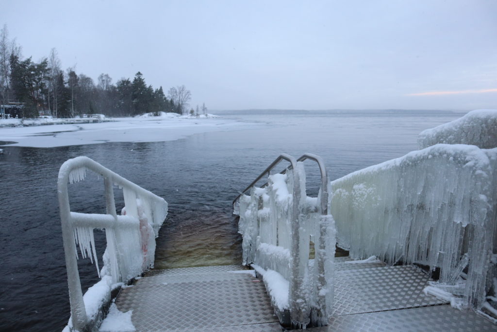 Talviuintipaikan portaat järveen