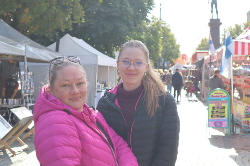 Vanhempi ja nuorempi nainen markkinoilla.