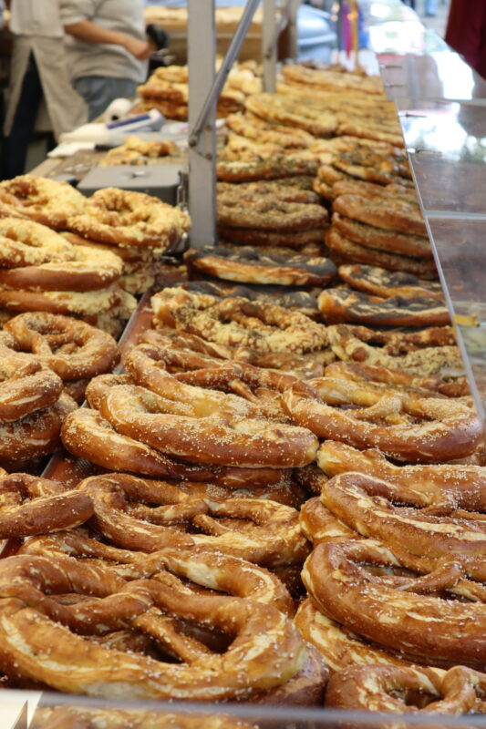 Pretzeleitä esillä myyntitiskissä.